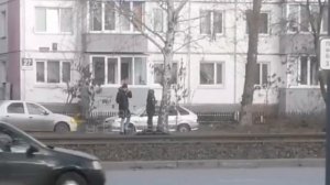 Человек лежит у дороги на ОктябрьскойРядом стоят люди, однако что с пострадавшим