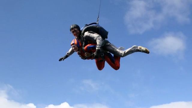 первый прыжок с парашютом смотреть онлайн
