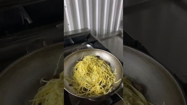 Как приготовить пасту итальянскую карбонаро￼ #паста #карбонара #afiyet ￼ #olsun ￼ смотреть онлайн