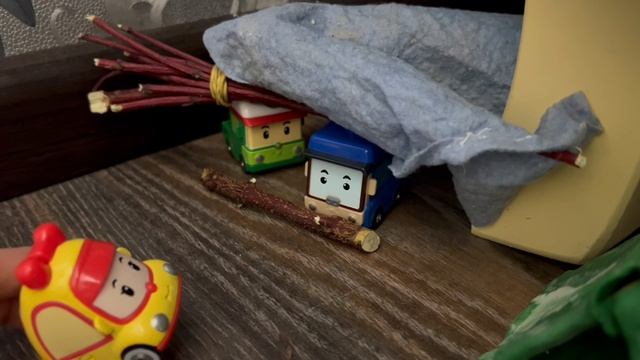 Поли Робокар, Рой и Эмбер участвуют в гонках!  Спасение Роди, Бени, Мини из леса!