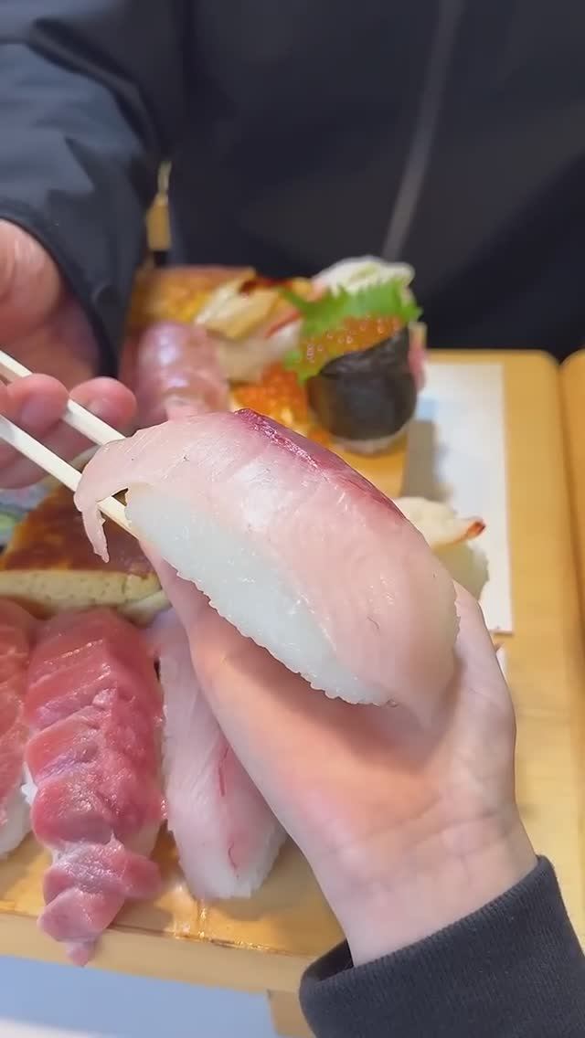 Огромные суши, которые не поместятся в ладонь смотреть онлайн