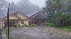 СВЕРХМОЩНЫЙ ДОЖДЬ В ИНДОНЕЗИЙСКОЙ ДЕРЕВНЕ. ПРОГУЛКА ПОД ДОЖДЁМ. Мгновенный сон за 5 мину.