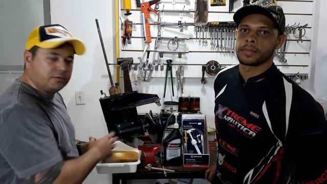 Troca de óleo de Rabeta motor Mercury 15 HP. TUTORIAL 2 смотреть онлайн