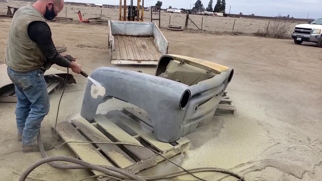 Dustless Blasting - 1956 International - Truck Restoration - Hallmark Truck - Sand Blasting смотреть онлайн