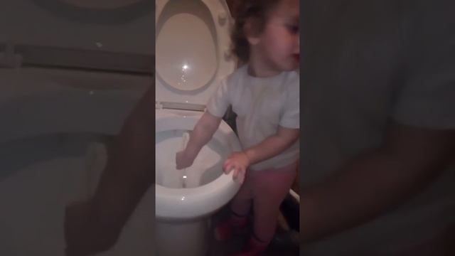 Зарина чистит унитаз😱🙏🙆 смотреть онлайн