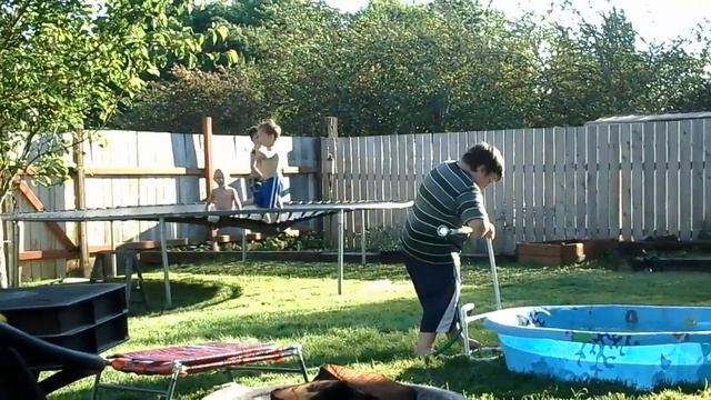 Messing with the neighbor kid Arduino 110V iPhone controlled remote switch spray bar смотреть онлайн