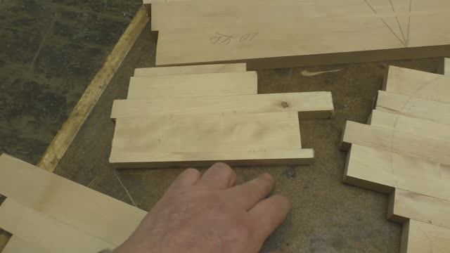 Набор простых разделочнвх досок в комплекте с подставкой. смотреть онлайн