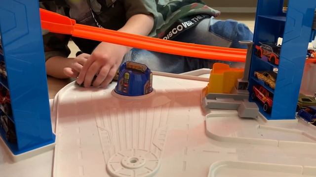HOT WHEELS Garage ! Sasha plays Cars Track Set Fun With Toys смотреть онлайн