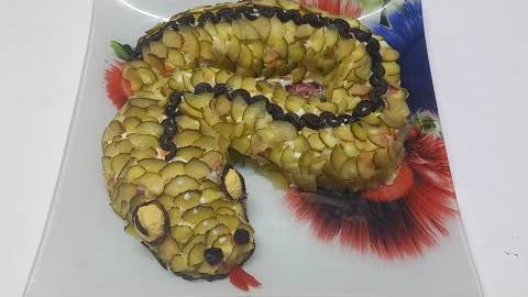 Новогодний салат Змейка 2025 года!! Салат Змейка на новый год! Салат в виде Змейки смотреть онлайн