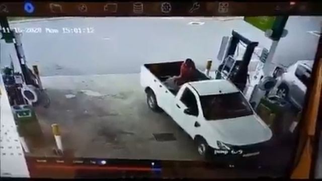 Durban, Verulam - Air pressure while pumping the tyre gone wrong смотреть онлайн