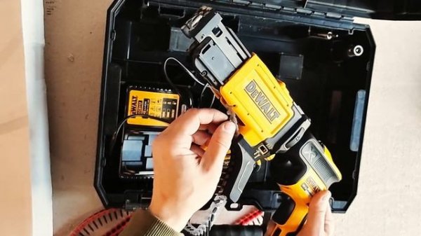 Ленточный шуруповерт DEWALT