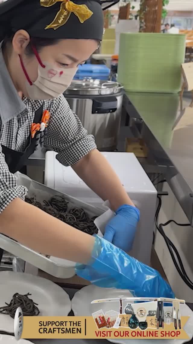 Волейбольная команда школьниц пирует как королевы в японской средней школе смотреть онлайн