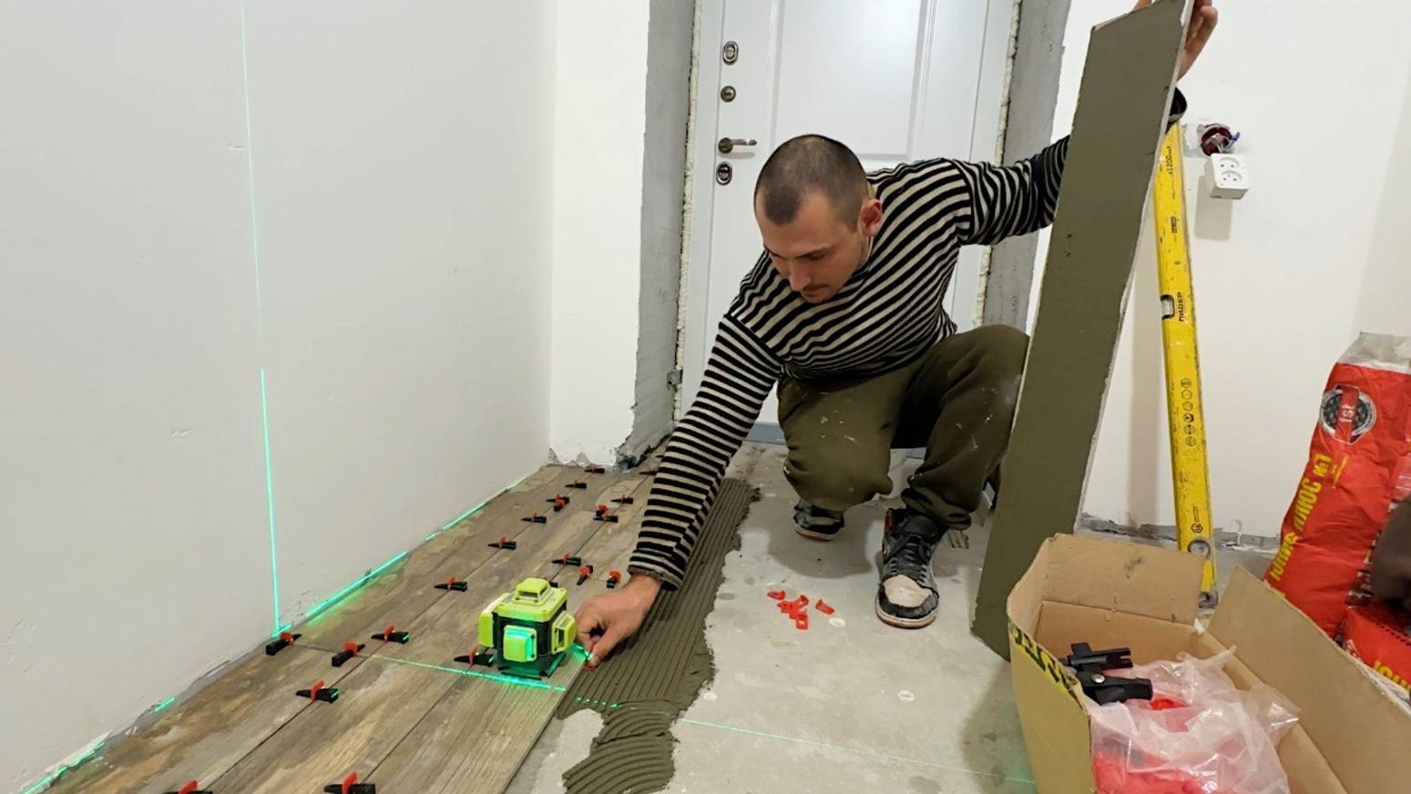 Первый раз укладываю плитку на пол. Строю дом своими руками. Жизнь простых людей в деревне. смотреть онлайн