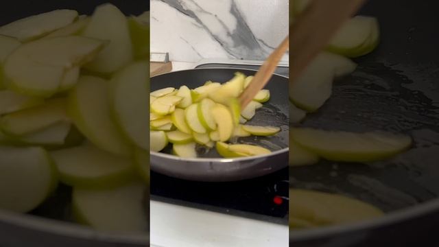 Яблочный пирог на скорую руку🥧 полный рецепт в комментариях❤️ смотреть онлайн