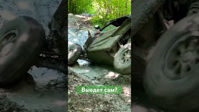 Багги в глубокой луже с большим креном. Сможет выехать самостоятельно? #бездорожье #skrdoffroad смотреть онлайн