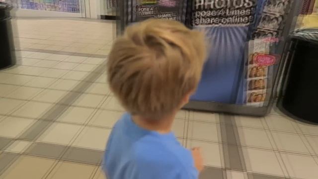 HELLO NEIGHBOR REAL LIFE IN A MALL / That YouTub3 Family смотреть онлайн