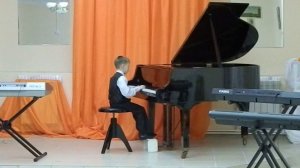 Й.Гайдн Анданте из симфонии "Сюрприз" часть 2,  И.Королькова Прогулка(Синицын Андрей 7л.1кл.зачёт)