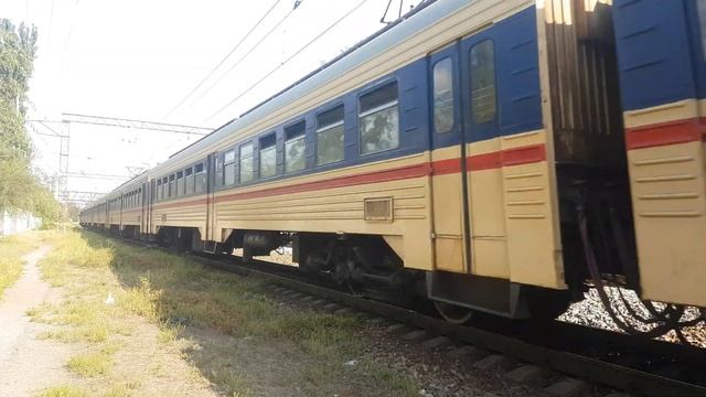 Электропоезд ЭПЛ2Т-017 прибывает на платформу 184 км. смотреть онлайн