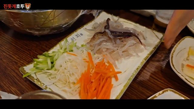 Enjoy a delicious meal with your family in Korea #mukbang #koreatravel смотреть онлайн
