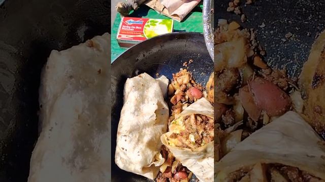 EVERYTHING IS VEGAN BUT... CHOPPED CHEESE AND EGGS BURRITO WITH GRAVY смотреть онлайн