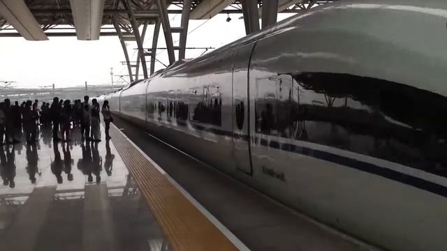 Прибытие поезда CRH на шанхайский вокзал Hongqiao смотреть онлайн