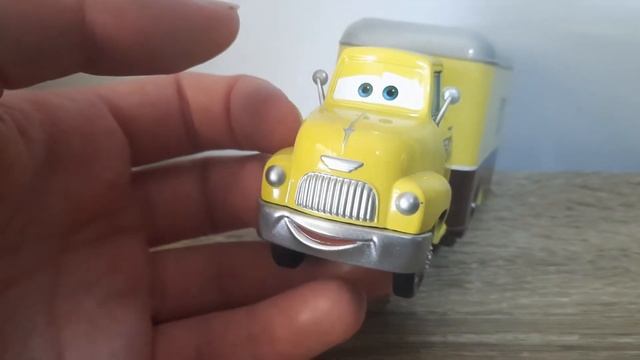 Mattel Disney/Pixar Cars Dustin Mellows (Retro Radiator Springs Tourist) Trophy Sparkplugs Deluxe