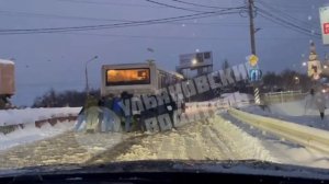 Теперь на Минаевском мосту застрял еще и автобус