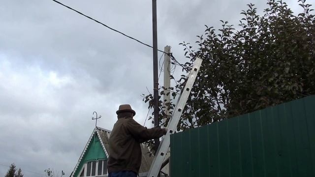 Решено установить видеонаблюдение на дачном участке// Начало монтажа кабелей под видеонаблюдение смотреть онлайн