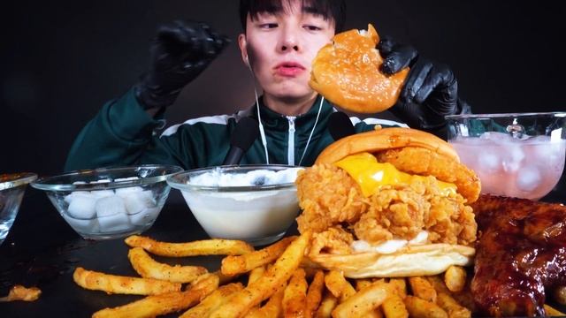 ASMR MUKBANG | KFC 햄버거 양념치킨 치즈 감자튀김 먹방 CHEESE BURGERS 🍔 FRIED CHICKEN 🍗 FRENCH FRIES EATING SOUND смотреть онлайн