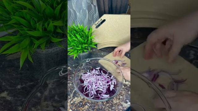 Очень лёгкий и вкусный салатик из свёклы! смотреть онлайн