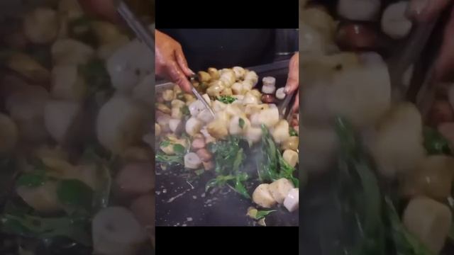 Жаренная рисовая колбаса и сосиски на ночном рынке Бангкока. Тайская уличная еда. смотреть онлайн