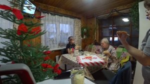 Бабушка первый раз видит и пробует пиццу январь 2021 г.