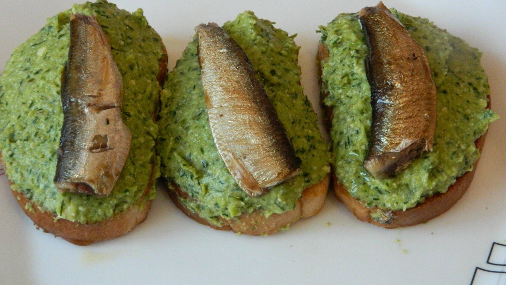 БУТЕРБРОДЫ СО ШПРОТАМИ И ЗЕЛЕНОЙ ПАСТОЙ смотреть онлайн