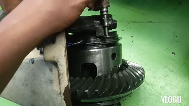 Toyota hilux 1GD Replace differential housing GONE WRONG смотреть онлайн