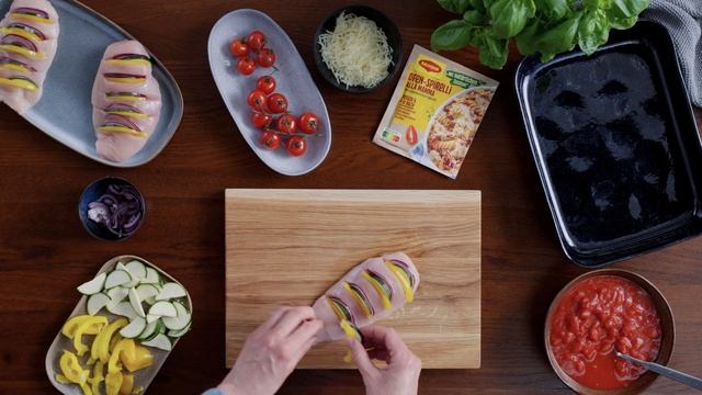 Hasselback Hähnchen auf Tomatensugo смотреть онлайн