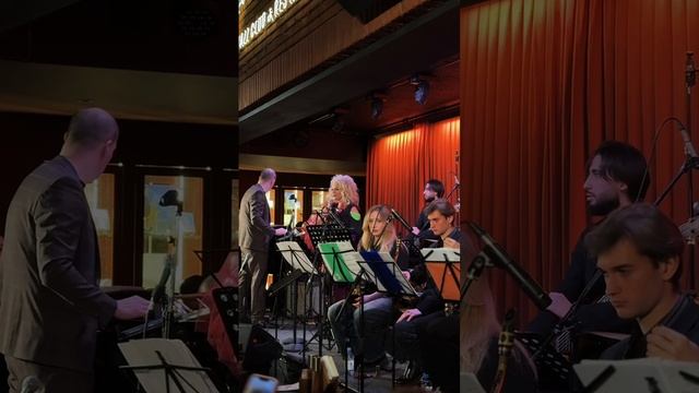 Сегодня в джаз-клубе Игоря Бутмана вместе со студентами музыкальной академии Ларисы Долиной 🎤❤️ смотреть онлайн