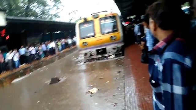 || मुंबई में पानी के बीच चली रेलगाड़ी || water train in mumbai || смотреть онлайн