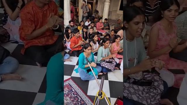College Students Chanting Hare Krishna Maha Mantra смотреть онлайн