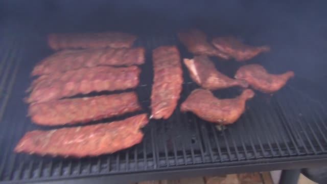 РАГУ ИЗ ФАСОЛИ, СВИНЫЕ РЕБРЫШКИ И КУРИНЫЕ ОКОРОЧКА В СМОКЕРЕ OKLAHOMA JOE!))) смотреть онлайн