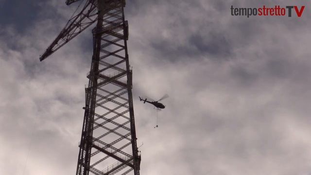 A Torre Faro si monta il "filo" tra i due piloni per l'impresa da record смотреть онлайн