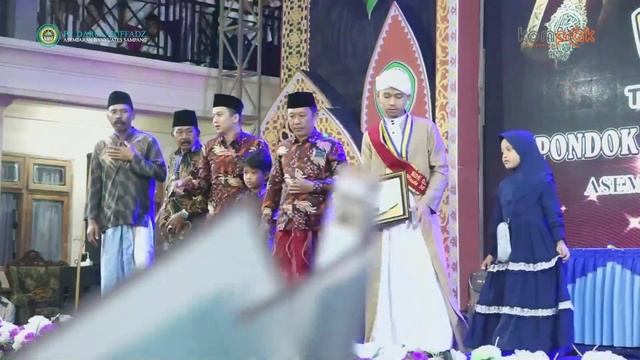 (PARA WISUDA TAHFIDZ QUR'AN 30 JUZ) FOTO BERSAMA KELUARGA. PP DARUL HUFFADZ ASEMJARAN смотреть онлайн