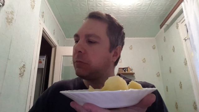 АСМР ИТИНГ. КУШАЮ ОТВАРНУЮ КАРТОШЕЧКУ СО ШКВАРКАМИ смотреть онлайн
