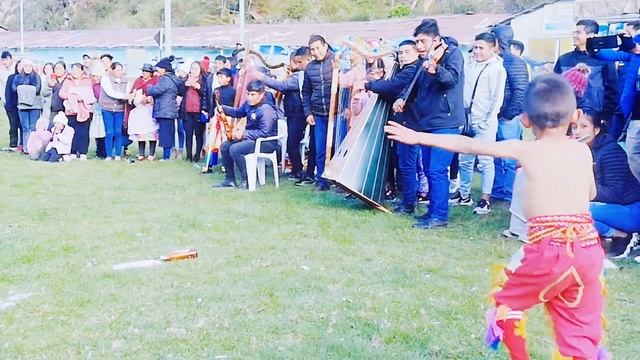 🔴 Conoce al Gigante Rey Tilin 🔴 Niños se agarran a DUELO en Danza de Tijeras - Huari 2021 смотреть онлайн