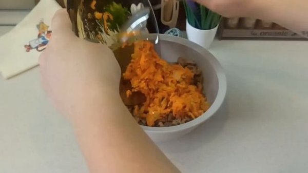 Салат с печенью и черносливом.