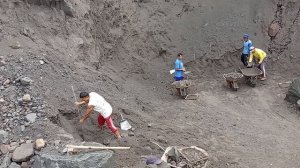 Строительство, шахтёры усердно трудятся , что бы получить чёрный песок Мерапи