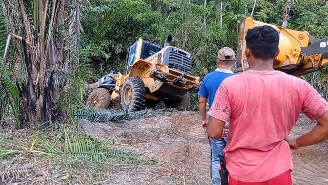Pá carregadeira John Deere e trator John Deere puxando pá carregadeira Volvo. смотреть онлайн