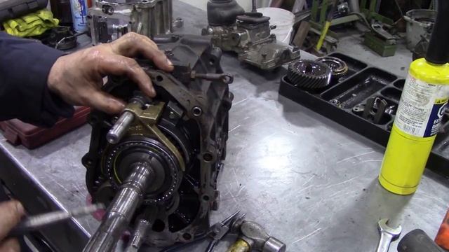 Land Rover R380 suffix J gearbox overhaul Part 1 Disassembly смотреть онлайн