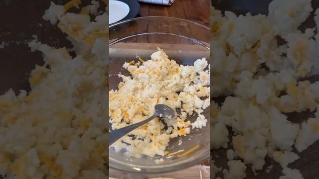 Repurposing Thanksgiving mashed potatoes into Potato & Cheese Pierogi for Christmas Eve dinner смотреть онлайн