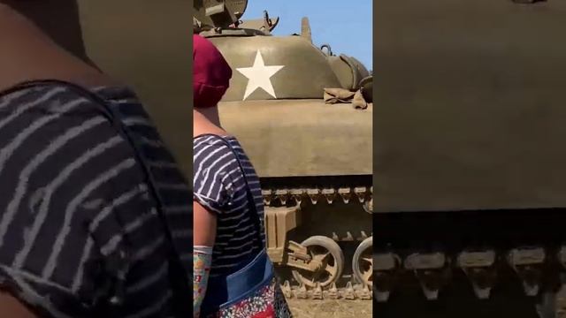Sherman tank at Dorking military show смотреть онлайн