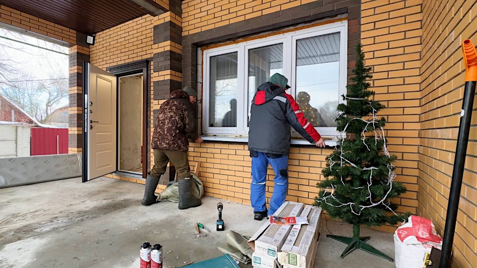 Устанавливаем окна в доме. Укладываем плитку в прихожей. Ремонт продолжается. Жизнь простых людей смотреть онлайн